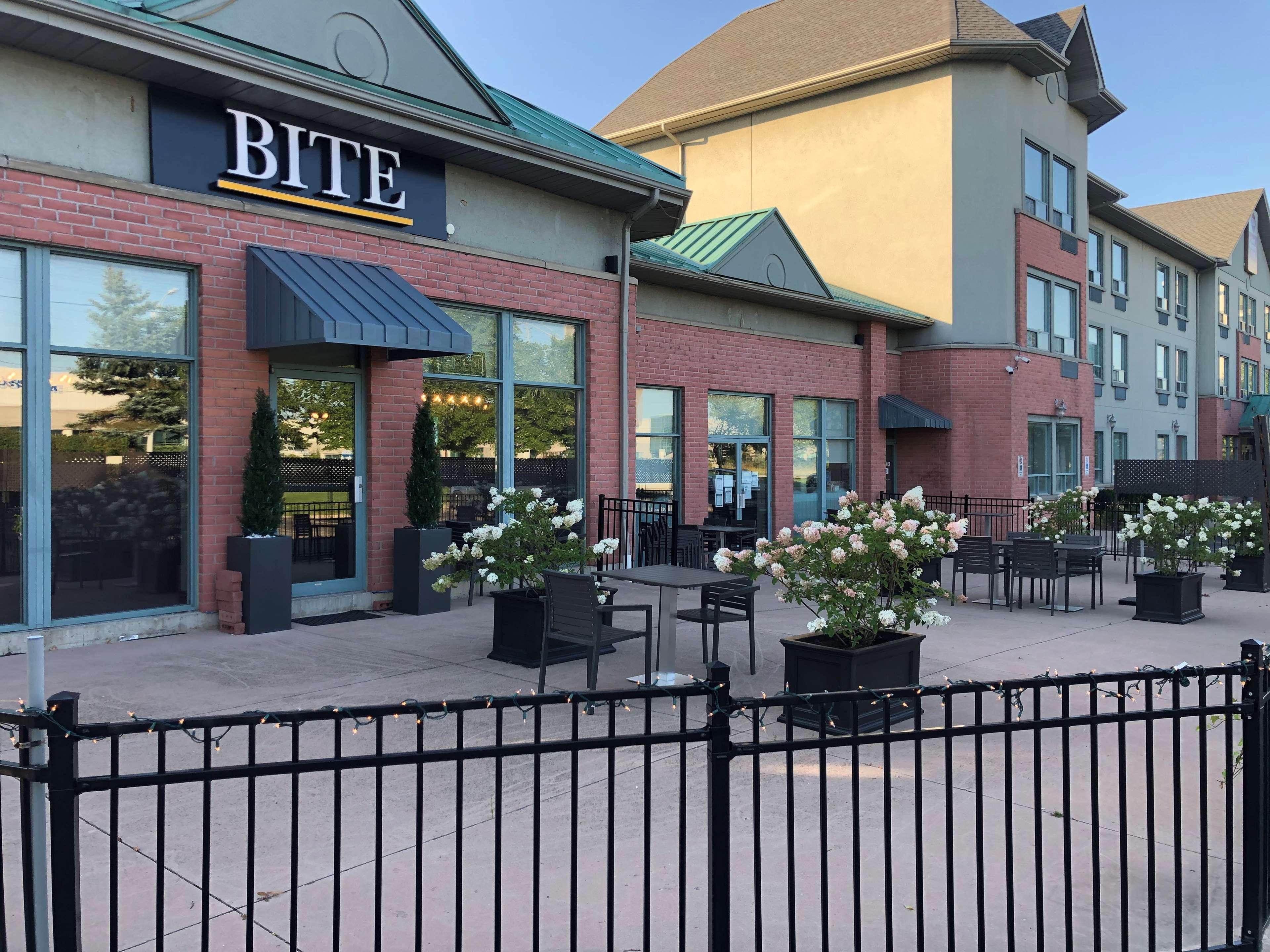 Best Western Plus Travel Hotel Toronto Airport Exterior photo