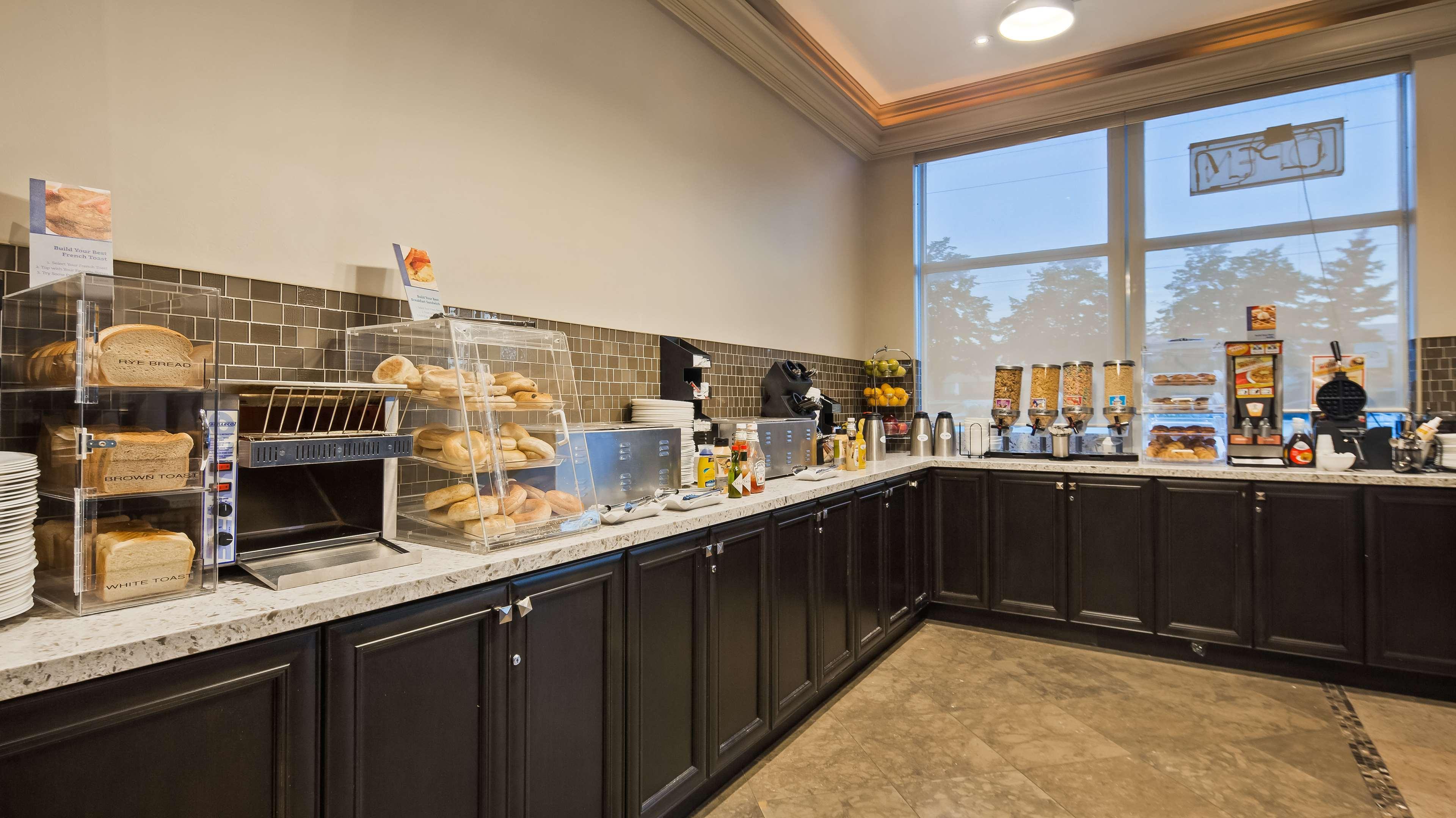 Best Western Plus Travel Hotel Toronto Airport Exterior photo